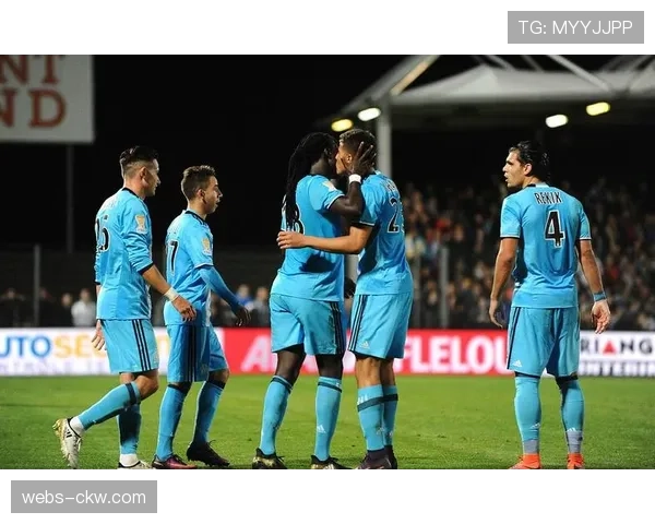 雨战中断，洛里昂对阵克莱蒙比赛因场地积水暂停15分钟